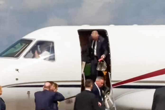 Carlos III saliendo de un Embraer Legacy 600.